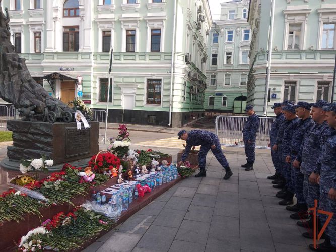 Росгвардейцы  посетили памятные мемориалы в Москве в День солидарности в борьбе с терроризмом 