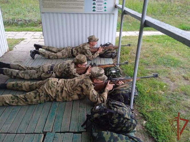 Военнослужащие воинских частей Росгвардии по охране ВГО прошли курс подготовки в Омске