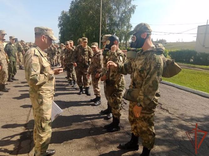 Военнослужащие воинских частей Росгвардии по охране ВГО прошли курс подготовки в Омске