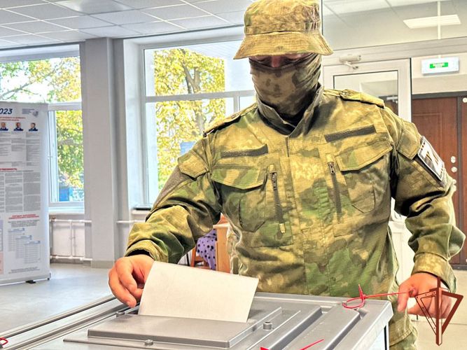 Росгвардейцы проголосовали на экстерриториальных участках в ДНР