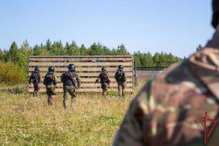 Ветераны Уральского округа Росгвардии провели для школьников и студентов военно-патриотические состязания