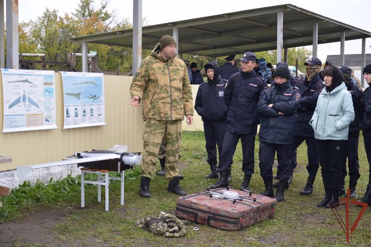 Росгвардейцы в Алтайском крае обучили курсантов института МВД навыкам работы с БПЛА