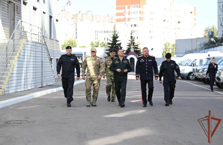 Командующий Центральным округом Росгвардии проинспектировал подразделения ведомства в Воронежской области