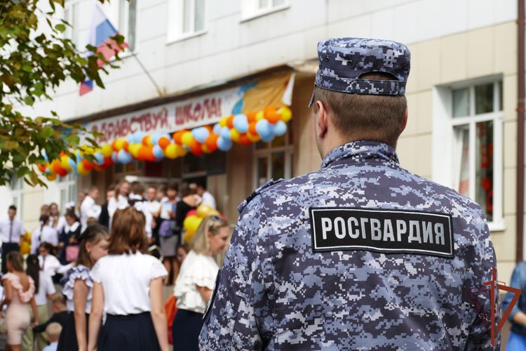 Росгвардейцы в Сибири обеспечили безопасность Дня знаний
