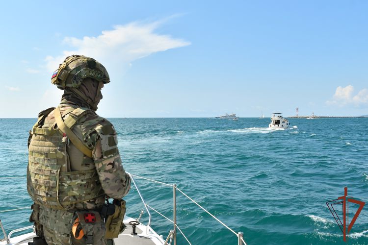 Сотрудники Росгвардии обеспечивают безопасность в акватории Черного моря