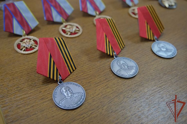 Офицерам Уральского округа Росгвардии вручены государственные награды