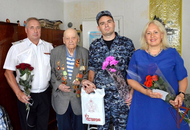 Росгвардейцы в Крыму навестили ветерана - участника последних боев Второй мировой войны