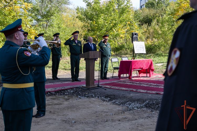 Росгвардейцы заложили капсулу времени на месте будущего сквера «Героев Росгвардии» в Хабаровске