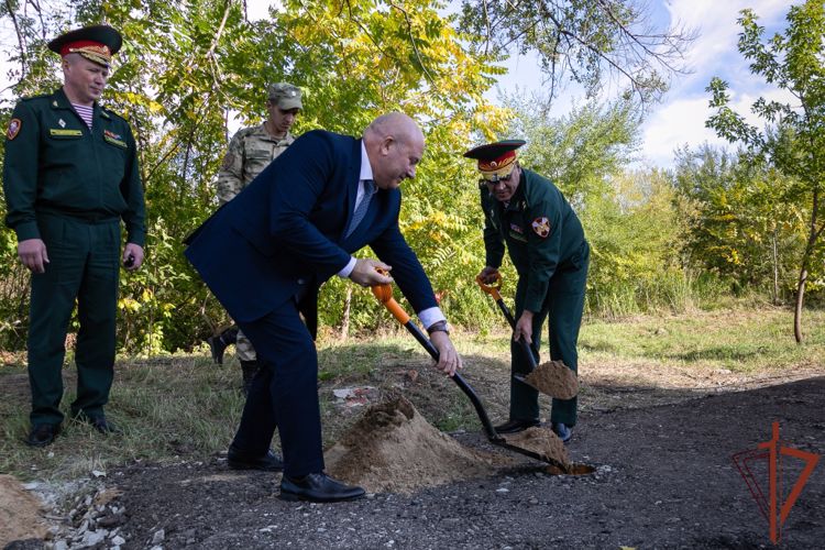 Росгвардейцы заложили капсулу времени на месте будущего сквера «Героев Росгвардии» в Хабаровске
