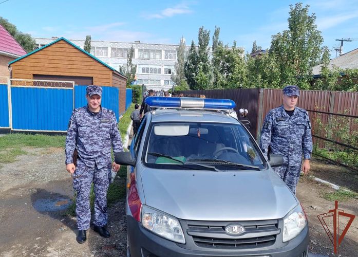 Сотрудники Росгвардии оказали помощь в госпитализации почувствовавшей недомогание школьницы  в Омской области 