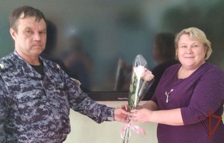 Росгвардейцы и члены их семей в Тюменской области продолжают участвовать во всероссийской акции «Спасибо учителю» 