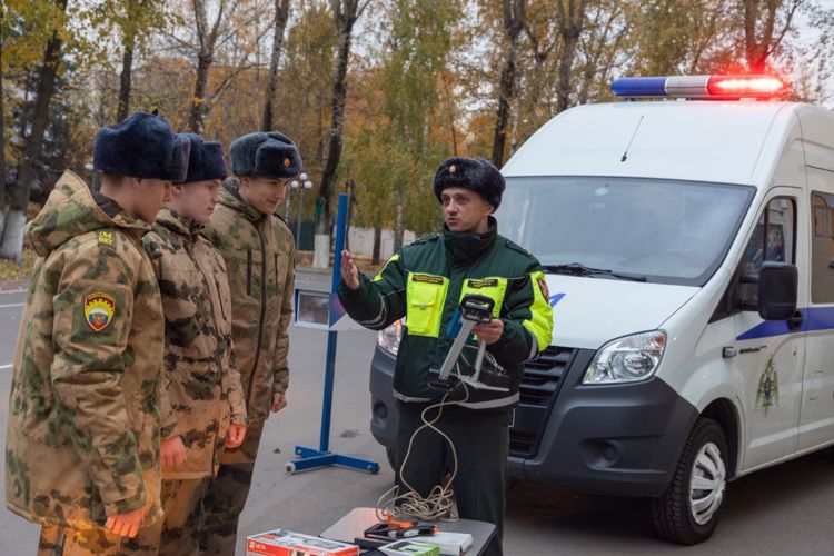 Военные автоинспекторы Росгвардии провели урок дорожной безопасности для кадет МПКУ имени М.А. Шолохова  