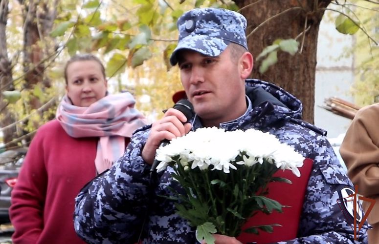 Со 100-летним юбилеем ветерана Великой Отечественной войны поздравили росгвардейцы в Тюмени (видео)