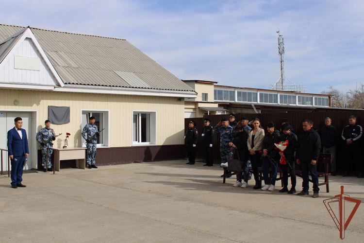В Иркутской области открыли мемориальную доску в память о росгвардейце из Бурятии