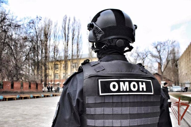 ОМОН Росгвардии задержал подозреваемых в вымогательстве в Новосибирске