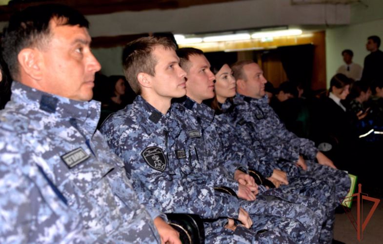 Легендарный летчик — Герой России Дамир Юсупов провел встречу с росгвардейцами  в Кургане