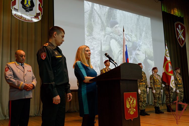 В Хабаровске вдове погибшего военнослужащего Росгвардии передали на хранение символ спецназа – краповый берет