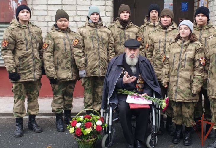 Со 100-летним юбилеем ветерана Великой Отечественной войны поздравили росгвардейцы в Тюмени (видео)