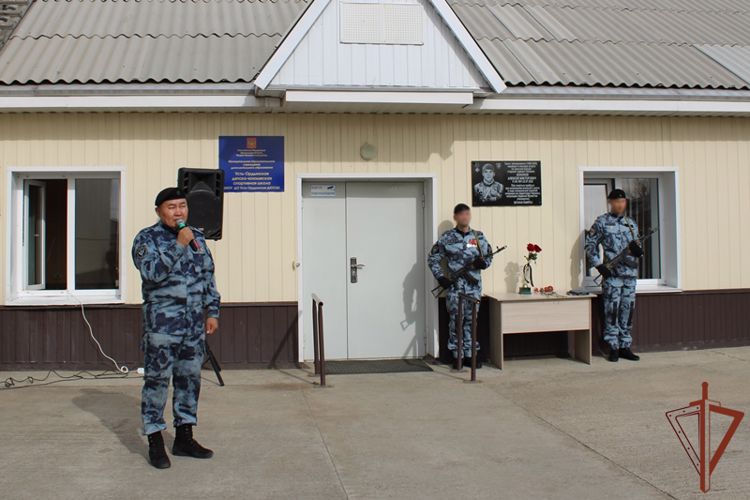В Иркутской области открыли мемориальную доску в память о росгвардейце из Бурятии