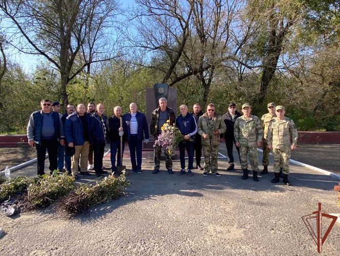 Военнослужащие и ветераны Росгвардии высадили розы в память о защитниках Ростова-на-Дону