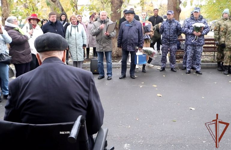 Со 100-летним юбилеем ветерана Великой Отечественной войны поздравили росгвардейцы в Тюмени (видео)