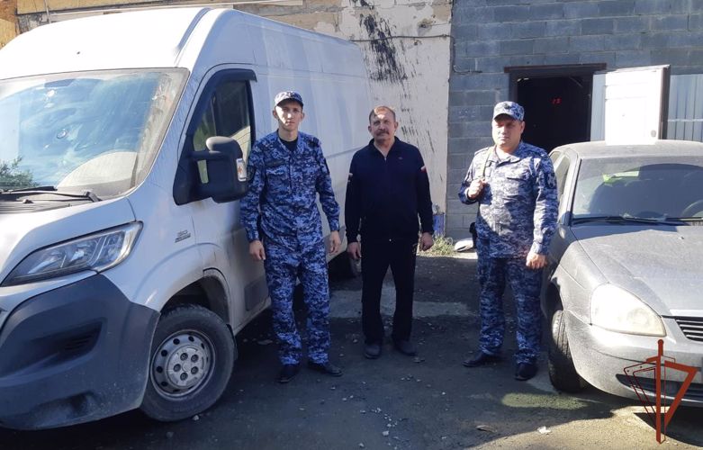 Жители Орска поблагодарили росгвардейцев за спасение имущества от пожара