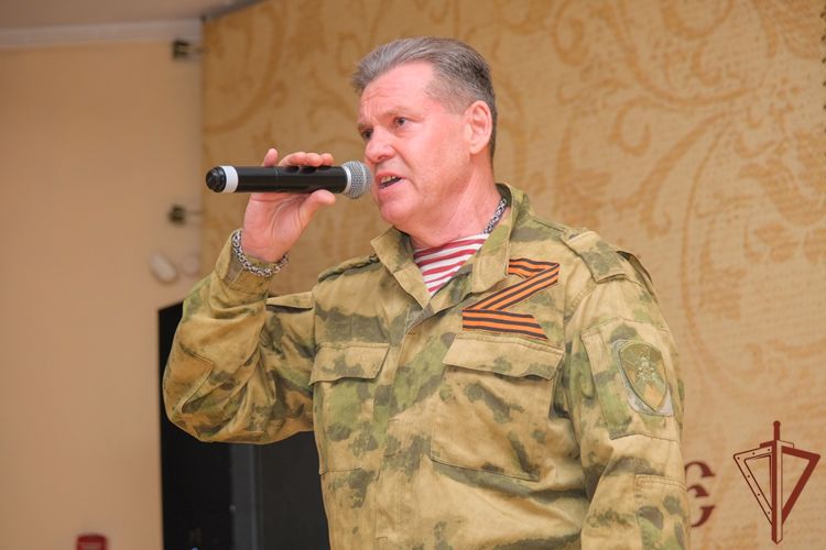 На Урале военнослужащие и сотрудники Росгвардии поздравили пожилых людей с праздником (видео)