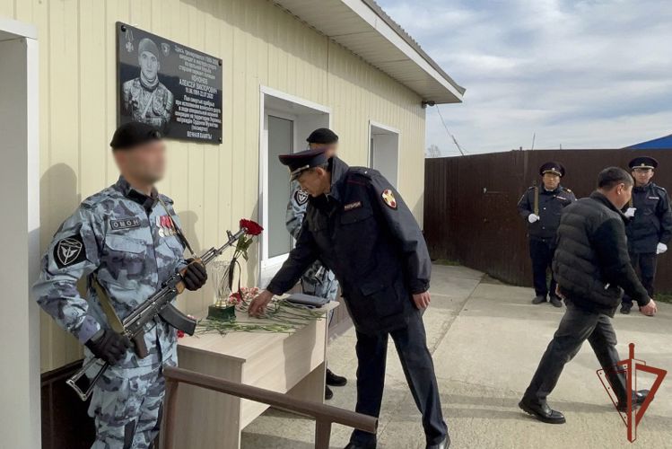 В Иркутской области открыли мемориальную доску в память о росгвардейце из Бурятии