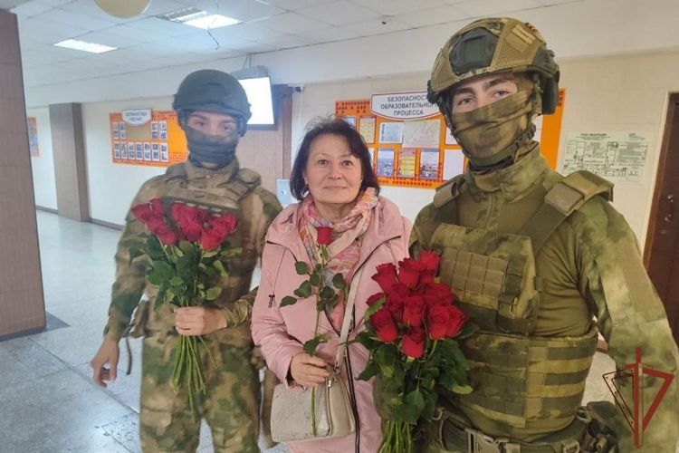 Росгвардейцы поздравили сибирских учителей с профессиональным праздником