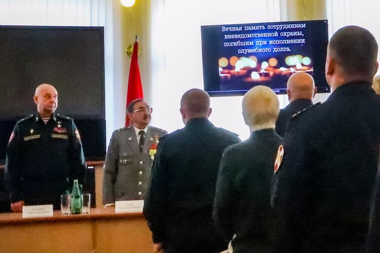 Командующий Северо-Западным округом Росгвардии поздравил личный состав вневедомственной охраны с профессиональным праздником