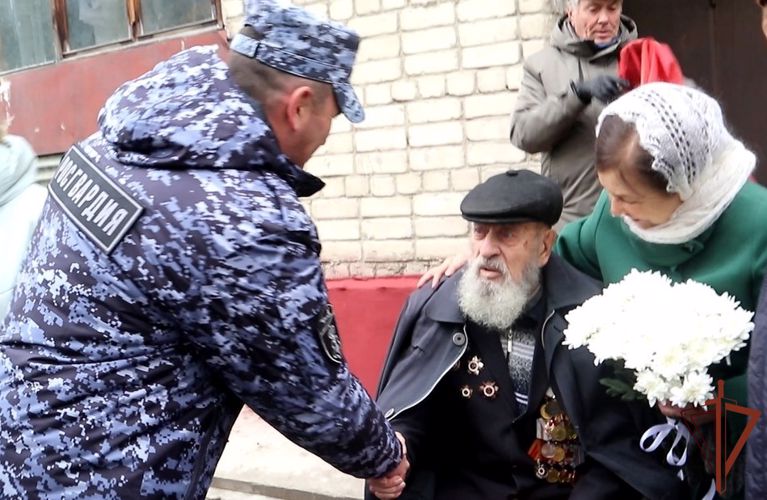 Со 100-летним юбилеем ветерана Великой Отечественной войны поздравили росгвардейцы в Тюмени (видео)