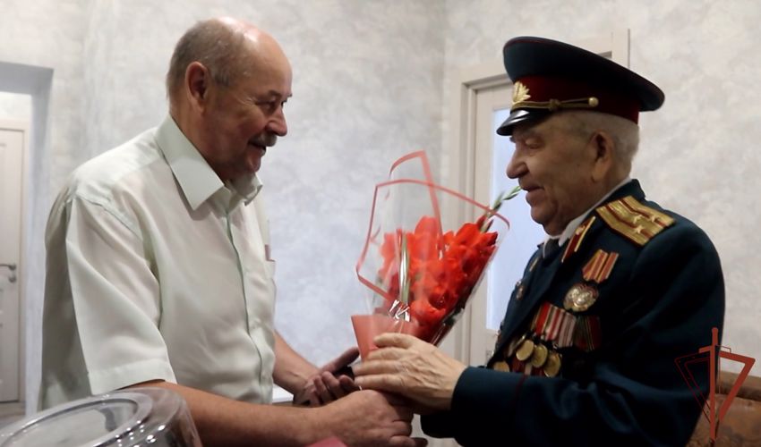На Урале военнослужащие и сотрудники Росгвардии поздравили пожилых людей с праздником (видео)