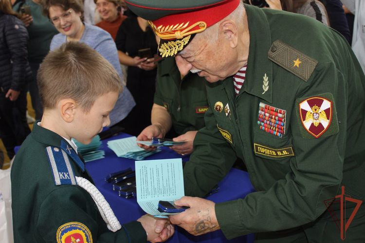Председатель совета ветеранов Уральского округа Росгвардии принял участие в ритуале заповеди кадет 