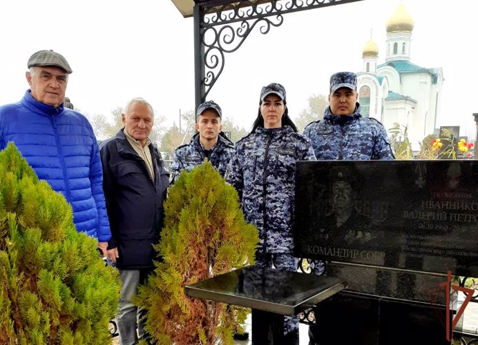 Росгвардейцы в Астрахани благоустроили места захоронения ветеранов-правоохранителей