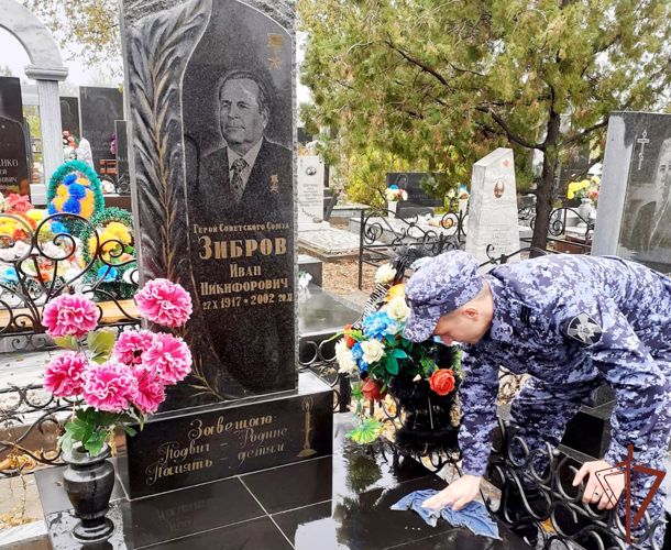 Росгвардейцы в Астрахани благоустроили места захоронения ветеранов-правоохранителей