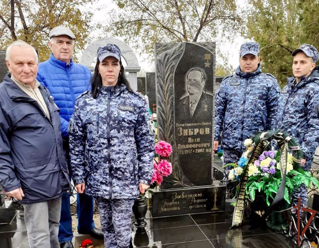 Росгвардейцы в Астрахани благоустроили места захоронения ветеранов-правоохранителей