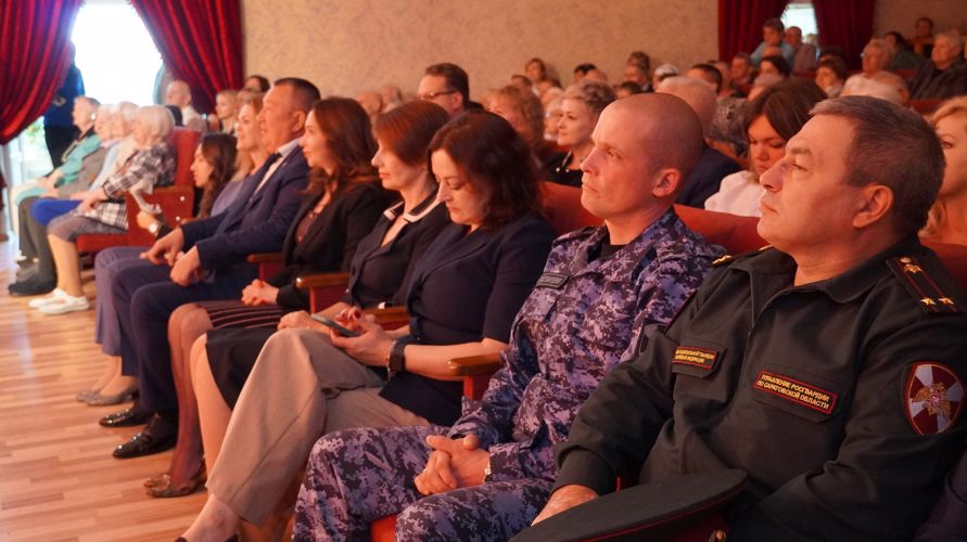 В Саратовской области сотрудники Росгвардии приняли участие в концерте по случаю Международного Дня пожилых людей