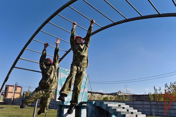 Росгвардейцы провели соревнования по триатлону для воспитанников «Гвардейской смены» в Курске