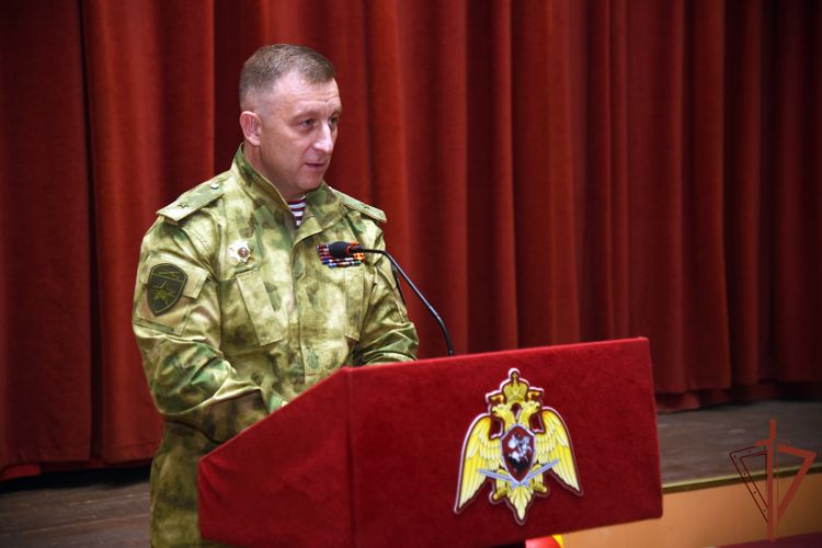 Военнослужащие Росгвардии в Грозном поздравили с Днем учителя педагогов ведомственной школы