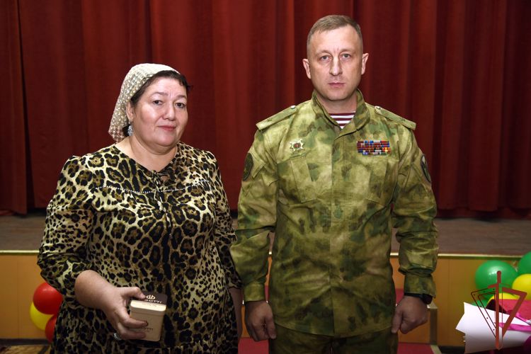 Военнослужащие Росгвардии в Грозном поздравили с Днем учителя педагогов ведомственной школы