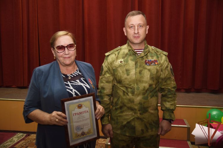 Военнослужащие Росгвардии в Грозном поздравили с Днем учителя педагогов ведомственной школы