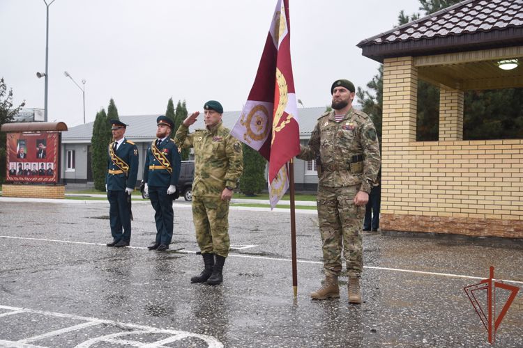 Урус-мартановскому полку Росгвардии вручено боевое знамя нового образца