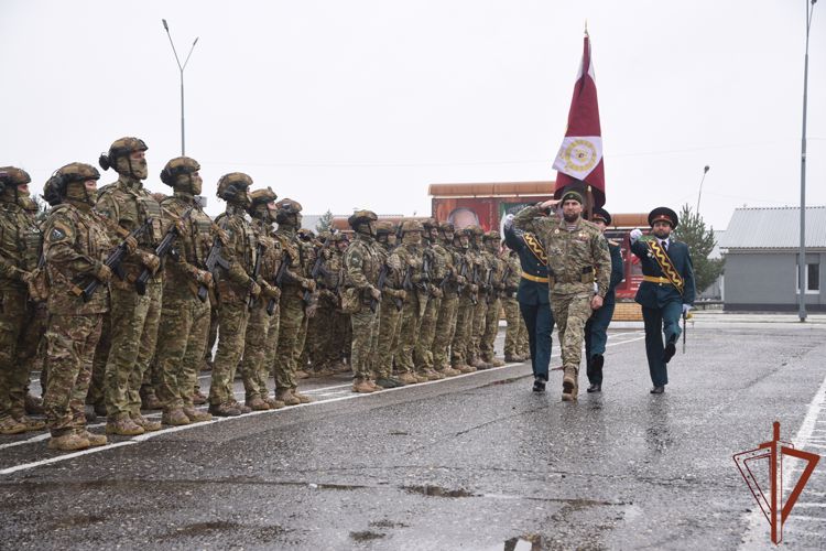 Урус-мартановскому полку Росгвардии вручено боевое знамя нового образца