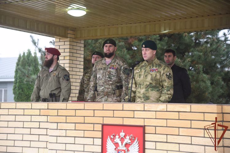 Урус-мартановскому полку Росгвардии вручено боевое знамя нового образца
