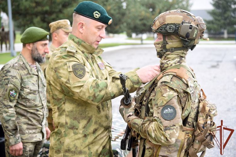 Урус-мартановскому полку Росгвардии вручено боевое знамя нового образца