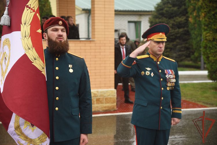 Полку Росгвардии имени Героя России Ахмата-Хаджи Кадырова вручено Боевое знамя нового образца