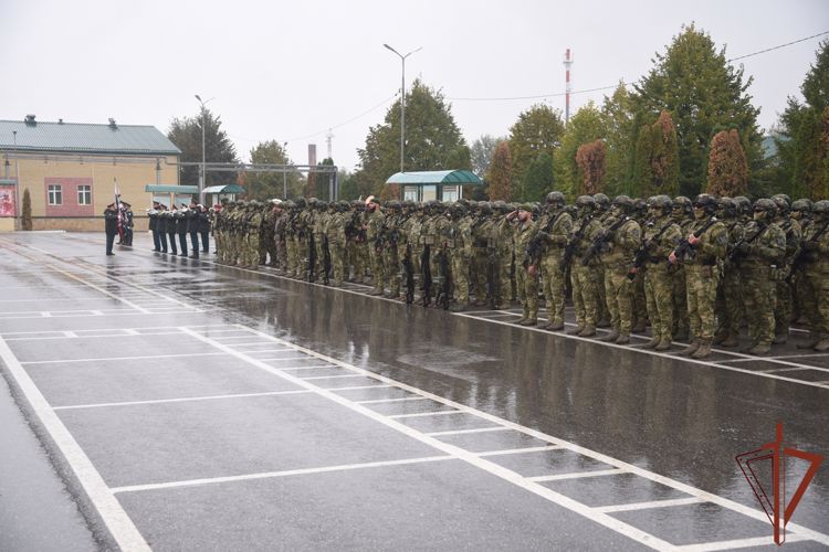 Полку Росгвардии имени Героя России Ахмата-Хаджи Кадырова вручено Боевое знамя нового образца