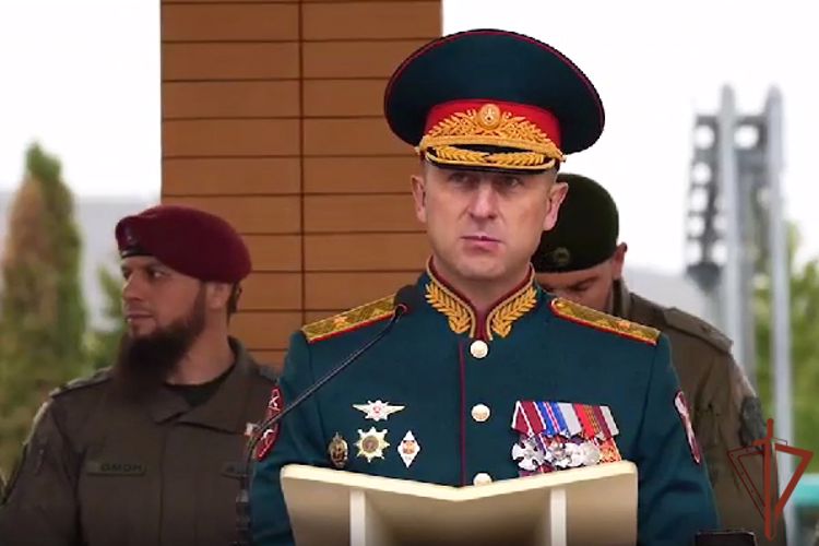 Полку Росгвардии имени Героя России Ахмата-Хаджи Кадырова вручено Боевое знамя нового образца