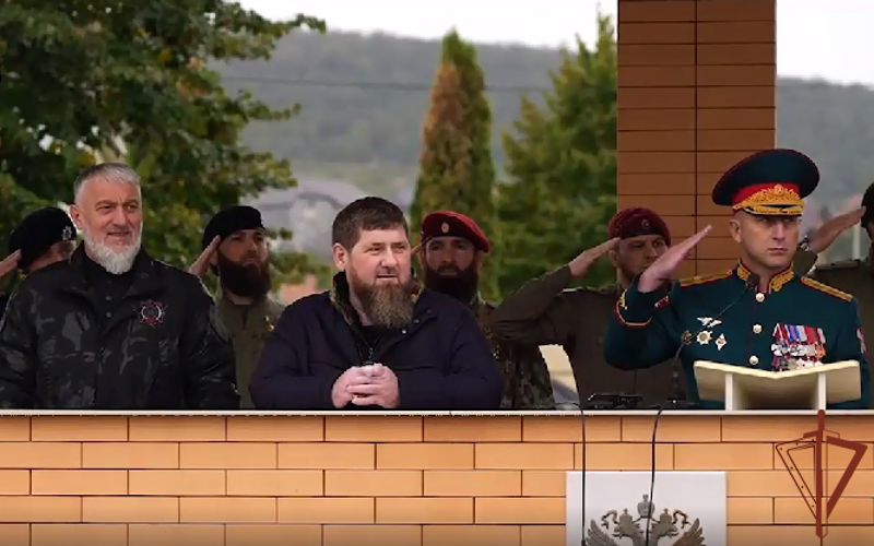 Полку Росгвардии имени Героя России Ахмата-Хаджи Кадырова вручено Боевое знамя нового образца