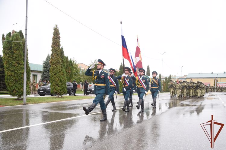 Полку Росгвардии имени Героя России Ахмата-Хаджи Кадырова вручено Боевое знамя нового образца